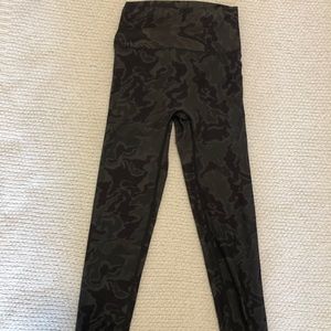 High waisted camo scrunch butt leggings
